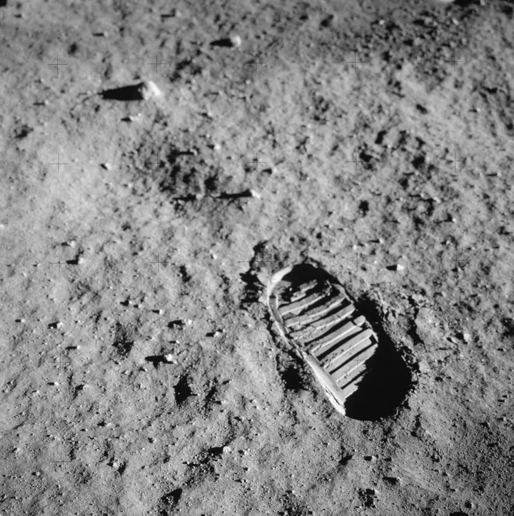 L'impronta di uno scarpone di astronauta nella polvere lunare.