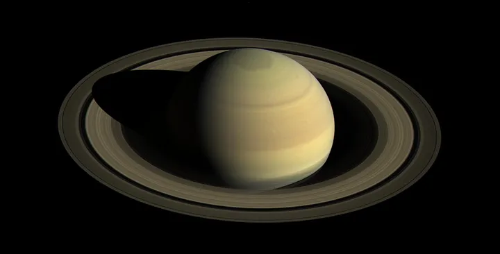 Saturno e i suoi anelli, con l'ombra del pianeta proiettata sugli anelli.