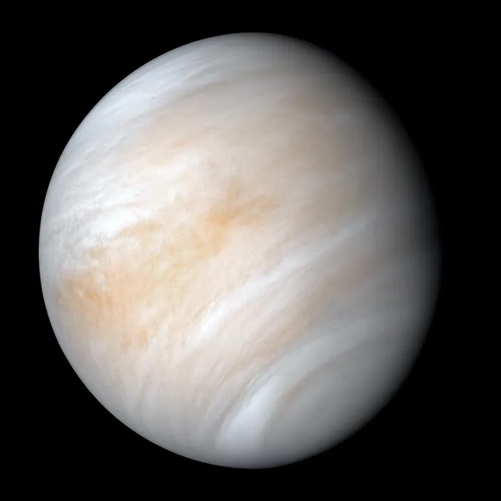 Venere avvolta nelle nubi, ripresa dalla sonda Mariner 10.